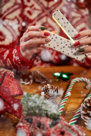 Téléchargez les photos : Noël ou Nouvel An fond, Cadeaux de Noël avec décorations de saison - en image libre de droit