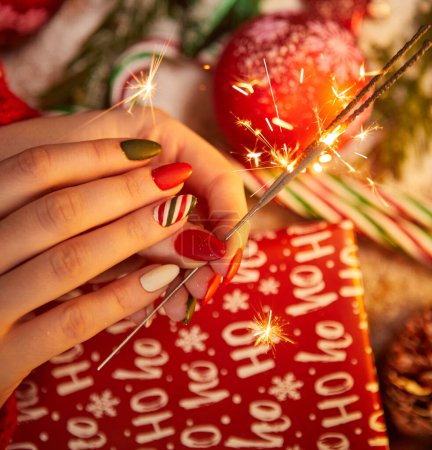 Téléchargez les photos : Scène de Noël avec un coffret cadeau blanc, arc rouge et ruban, bougies, lumières, boules, branches de sapin et neige, avec espace de copie - en image libre de droit