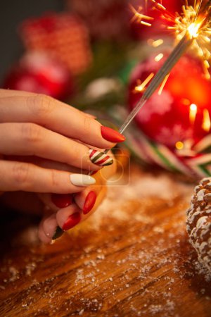 Téléchargez les photos : Scène de Noël avec un coffret cadeau blanc, arc rouge et ruban, bougies, lumières, boules, branches de sapin et neige, avec espace de copie - en image libre de droit