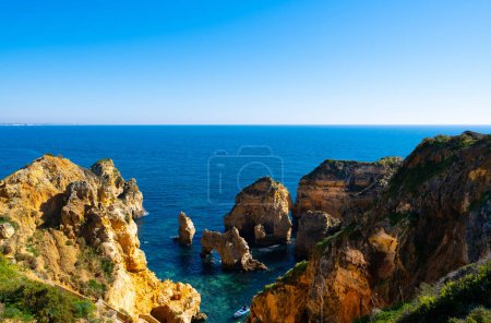 Foto de Peaceful and beautiful coast of Portugal. Deserted beaches. - Imagen libre de derechos