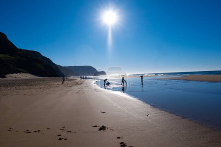Foto de Peaceful and beautiful coast of Portugal. Beautiful ocean beach landscape. Blue sky. Sand. - Imagen libre de derechos