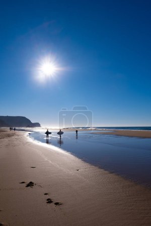 Téléchargez les photos : Peaceful and beautiful coast of Portugal. Beautiful ocean beach landscape. Blue sky. Sand. - en image libre de droit