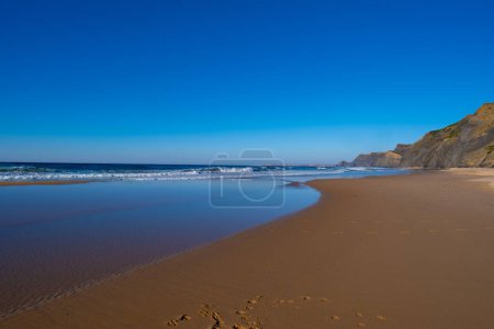 Téléchargez les photos : Peaceful and beautiful coast of Portugal. Beautiful ocean beach landscape. Blue sky. Sand. - en image libre de droit