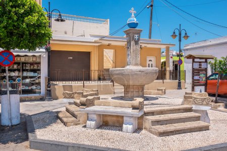 Foto de LARDOS, RHODES ISLAND, GREECE - JULY 6, 2015: View of fountain (water spring) on village square - Imagen libre de derechos