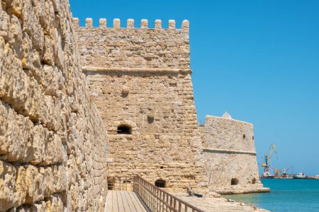 Téléchargez les photos : Koules fortress in the old Venetian harbor. Heraklion, Crete, Greece - en image libre de droit