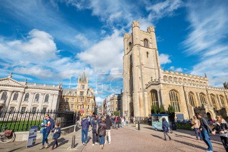Foto de CAMBRIDGE, INGLATERRA - 15 DE OCTUBRE DE 2022: Los turistas caminan fuera de la Gran Iglesia de Santa María en el Desfile del Rey en el centro de la ciudad - Imagen libre de derechos