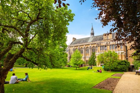 Foto de OXFORD, INGLATERRA - 19 DE JUNIO DE 2013: Los estudiantes se relajan en la hierba fuera de Balliol College of Oxford Universit - Imagen libre de derechos