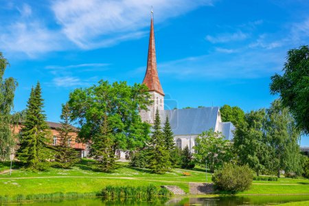 Foto de Edificio de la iglesia St. Trinity y parque verde en Rakvere. Estonia, Estados bálticos - Imagen libre de derechos