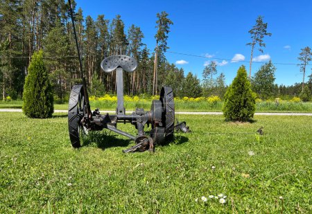 Téléchargez les photos : Machine agricole obsolète sur un champ. Viitna, Estonie - en image libre de droit
