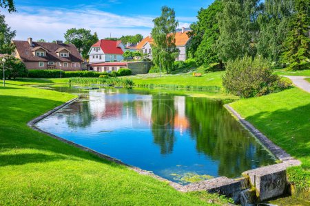 Téléchargez les photos : Paysage urbain avec étang et parc verdoyant à Rakvere. Estonie, États baltes - en image libre de droit