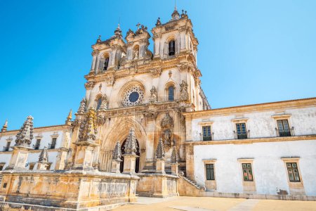 Foto de View to facade of cistercian Monastery de Santa Maria in Alcobaca. Portugal - Imagen libre de derechos