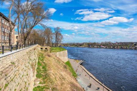 Foto de View to city promenade and border Narva river. Narva, Estonia, Baltic States - Imagen libre de derechos