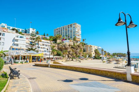 Foto de TORREMOLINOS, ANDALUSIA, SPAIN - JULY 9, 2019: View to seaside promenade Paseo de Maritimo and beach of Playa del Bajondillo - Imagen libre de derechos