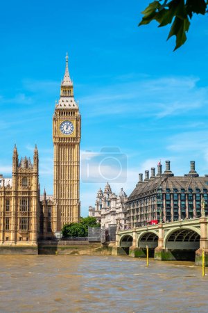 Foto de View of Big Ben clock tower over Westminster Bridge and River Thames. London, England - Imagen libre de derechos