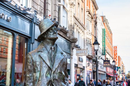 Foto de DUBLIN, IRLANDA - 30 de octubre de 2010: Estatua de bronce del novelista y poeta irlandés James Joyce en North Earl Stree - Imagen libre de derechos
