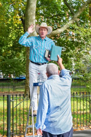 Foto de LONDRES, INGLATERRA - 16 DE OCTUBRE DE 2022: El orador habla desde una escalera en Speakers 'Corner en Hyde Park - Imagen libre de derechos