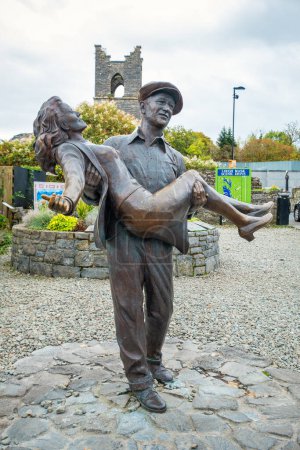 Foto de Cong, Irlanda - 9 de octubre de 2022: Estatua de bronce de John Wayne y Maureen O 'Hara de la película' The Quiet Man ' - Imagen libre de derechos