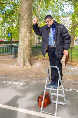 Téléchargez les photos : LONDRES, ANGLETERRE - 16 OCTOBRE 2022 : Le conférencier parle d'un escabeau dans le coin des conférenciers à Hyde Park - en image libre de droit