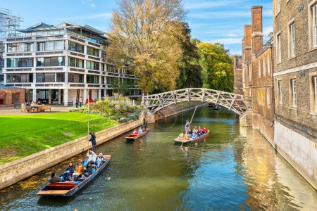 Téléchargez les photos : CAMBRIDGE, ANGLETERRE - 15 OCTOBRE 2022 : Des gens frappent sur la rivière Cam sous un pont mathématique - en image libre de droit