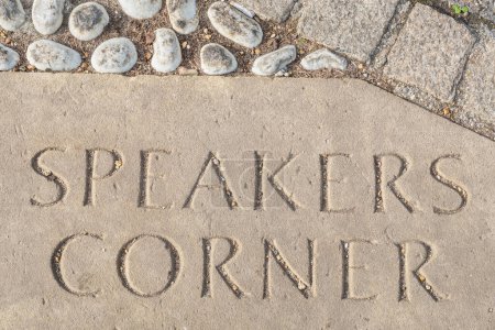 Téléchargez les photos : LONDRES, ANGLETERRE - 16 OCTOBRE 2022 : Dalle de pierre avec inscription gravée près de Speakers Corner à Hyde Park - en image libre de droit