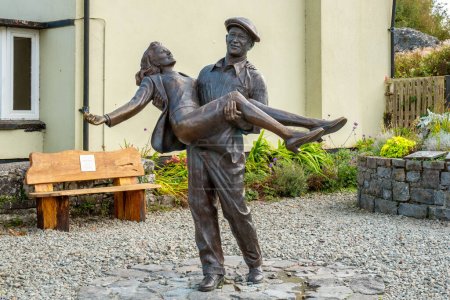 Téléchargez les photos : Cong, Irlande - 9 octobre 2022 : Statue en bronze de John Wayne et Maureen O'Hara du film "The Quiet Man" - en image libre de droit