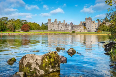 Téléchargez les photos : Vue sur le littoral du Lough Corrib avec le château d'Ashford en arrière-plan. Cong, comté de Mayo, Irlande - en image libre de droit