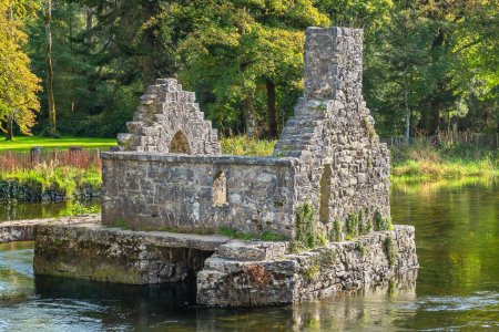 Téléchargez les photos : Medieval Monk's Fishing house ruine sur la rivière Cong. Cong, comté de Mayo, Irlande - en image libre de droit