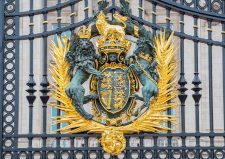 Foto de Londres, Inglaterra - 16 de octubre de 2022: Escudo de armas real en la puerta principal del Palacio de Buckingham - Imagen libre de derechos