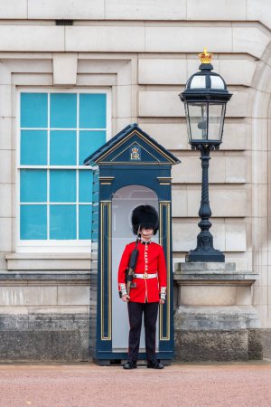 Photo for London, England - October 16, 2022: Welsh guardsman on sentry duty at Buckingham palace - Royalty Free Image