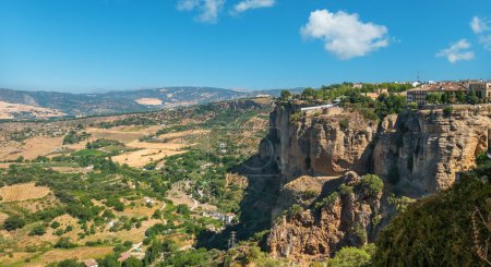 Foto de Vista panorámica del pintoresco entorno de Ronda. Andalucía, España - Imagen libre de derechos