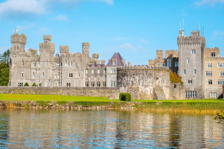 Téléchargez les photos : Vue sur la côte de Lough Corrib avec le château médiéval d'Ashford. Cong, comté de Mayo, Irlande - en image libre de droit