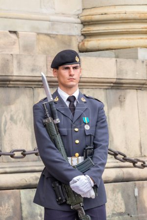 Téléchargez les photos : Stockholm, Suède - 8 juillet 2017 : Gardien en service de sentinelle au palais royal - en image libre de droit