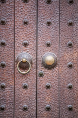 Foto de Vintage puerta de madera con anillo de bronce golpeador - Imagen libre de derechos