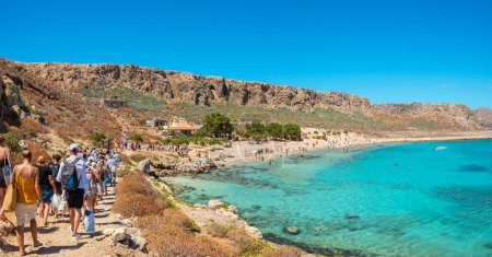 Téléchargez les photos : Gramvousa, Crète, Grèce - 19 juillet 2021 : De nombreux touristes se dirigent du navire vers la plage pittoresque de Gramvousa - en image libre de droit
