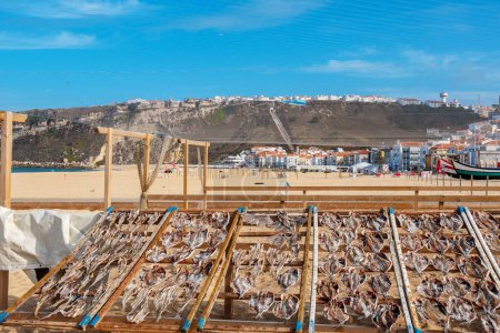 Foto de Bastidores de pescado seco salado en la playa de Nazare. Leiria, Portugal - Imagen libre de derechos