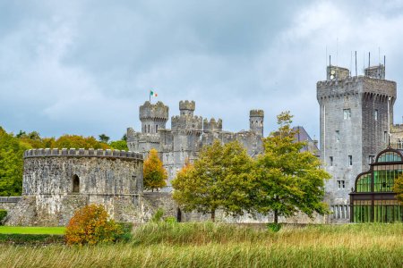 Téléchargez les photos : Vue panoramique sur les tours du château médiéval d'Ashford. Cong, comté de Mayo, Irlande - en image libre de droit