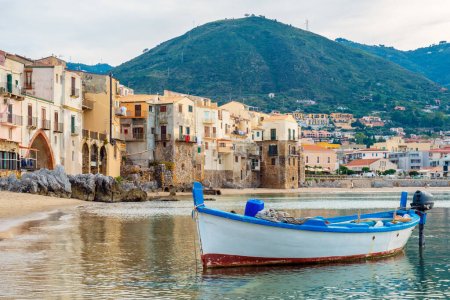 Foto de Bote de madera en el antiguo puerto de Cefalu. Sicilia, Italia - Imagen libre de derechos