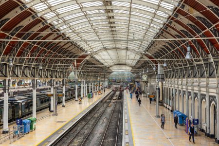 Foto de Londres, Inglaterra - 15 de agosto de 2023: Plataformas ferroviarias en la histórica sala principal de la estación de Paddington - Imagen libre de derechos