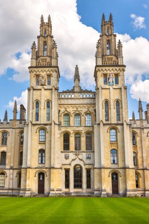 Téléchargez les photos : Façade du bâtiment All Souls College à Oxford. Angleterre, Royaume-Uni - en image libre de droit