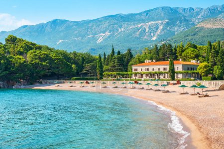 Foto de Vistas panorámicas de la playa y el parque de Milocer (King 's) en la riviera adriática. Montenegro - Imagen libre de derechos