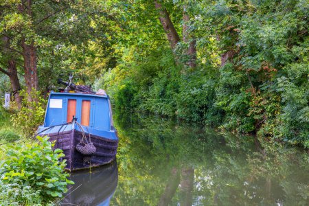 Téléchargez les photos : Blue Canal Bateau sur l'eau du canal d'Oxford. Oxford, Angleterre, Royaume-Uni - en image libre de droit