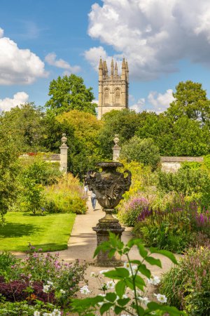 Téléchargez les photos : Jardin botanique vert Oxford avec tour de la Madeleine à distance. Oxford, Angleterre, Royaume-Uni - en image libre de droit