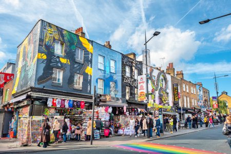 Téléchargez les photos : Londres, Angleterre - 17 octobre 2022 : Maisons avec façades décorées colorées sur High Street à Camden Town - en image libre de droit