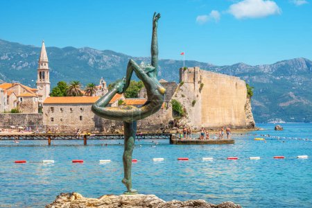 Foto de Budva, Montenegro - 19 de julio de 2023: Estatua de bailarina de bronce en la costa adriática junto al casco antiguo - Imagen libre de derechos