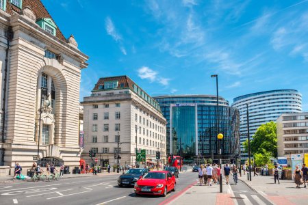Foto de Londres, Inglaterra - 14 de julio de 2022: Vista a Westminster Bridge Road y Park Plaza Hotel en la zona de Waterloo - Imagen libre de derechos