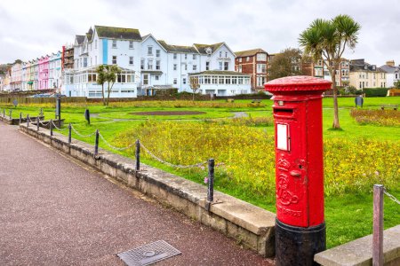 Téléchargez les photos : Parc fleuri et façades colorées de la côte de Paignton. Devon, Angleterre - en image libre de droit