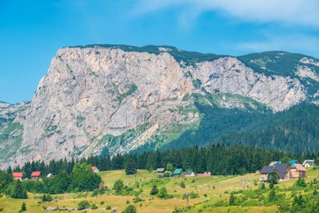 Foto de Paisaje de montaña cerca de la pequeña ciudad de Zabljak. Parque Nacional de Durmitor, Montenegro - Imagen libre de derechos