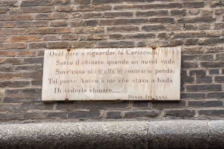 Téléchargez les photos : Plaque commémorative sur le mur de la Tour Garisenda avec une citation du poème de Dante Inferno qui lui est dédié. Bologne, Italie - en image libre de droit