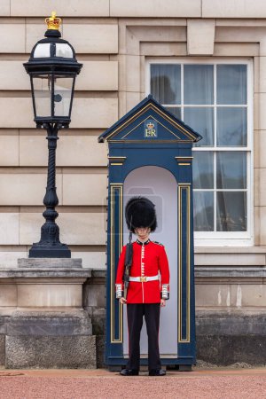 Téléchargez les photos : Londres, Angleterre - 16 octobre 2023 : Gardien gallois de garde au palais de Buckingham - en image libre de droit