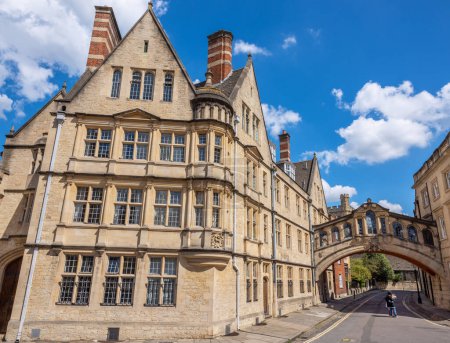 Téléchargez les photos : Vue sur les bâtiments du Hertford College avec Hertford Bridge (Pont des Soupirs) entre eux. Oxford, Angleterre - en image libre de droit
